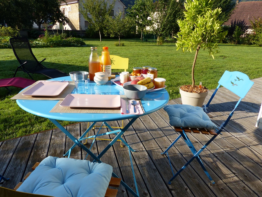 Le petit déjeuner sur la terrasse avec vue sur le jardin